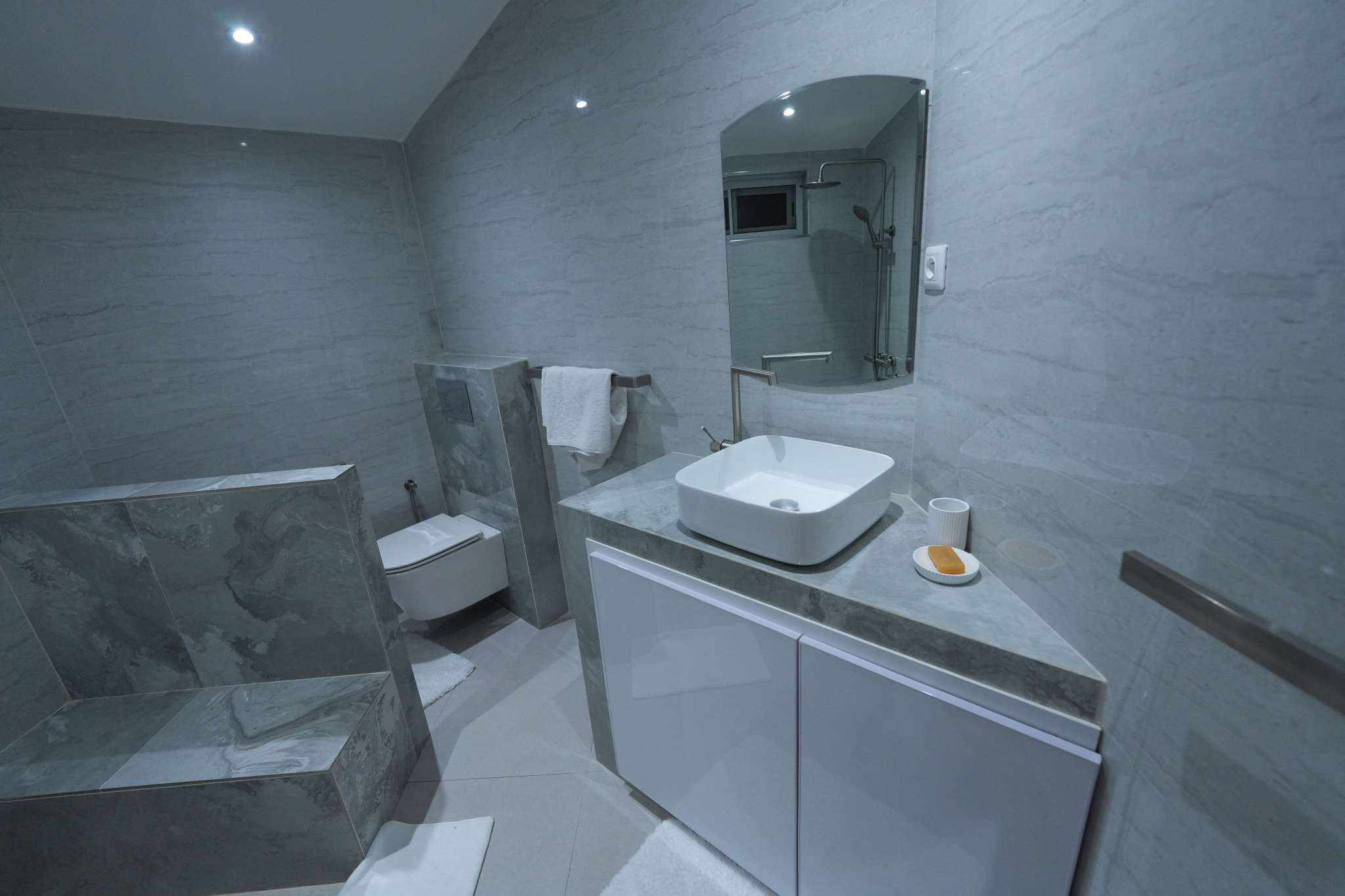 Ndeye Cor — Salle de bain