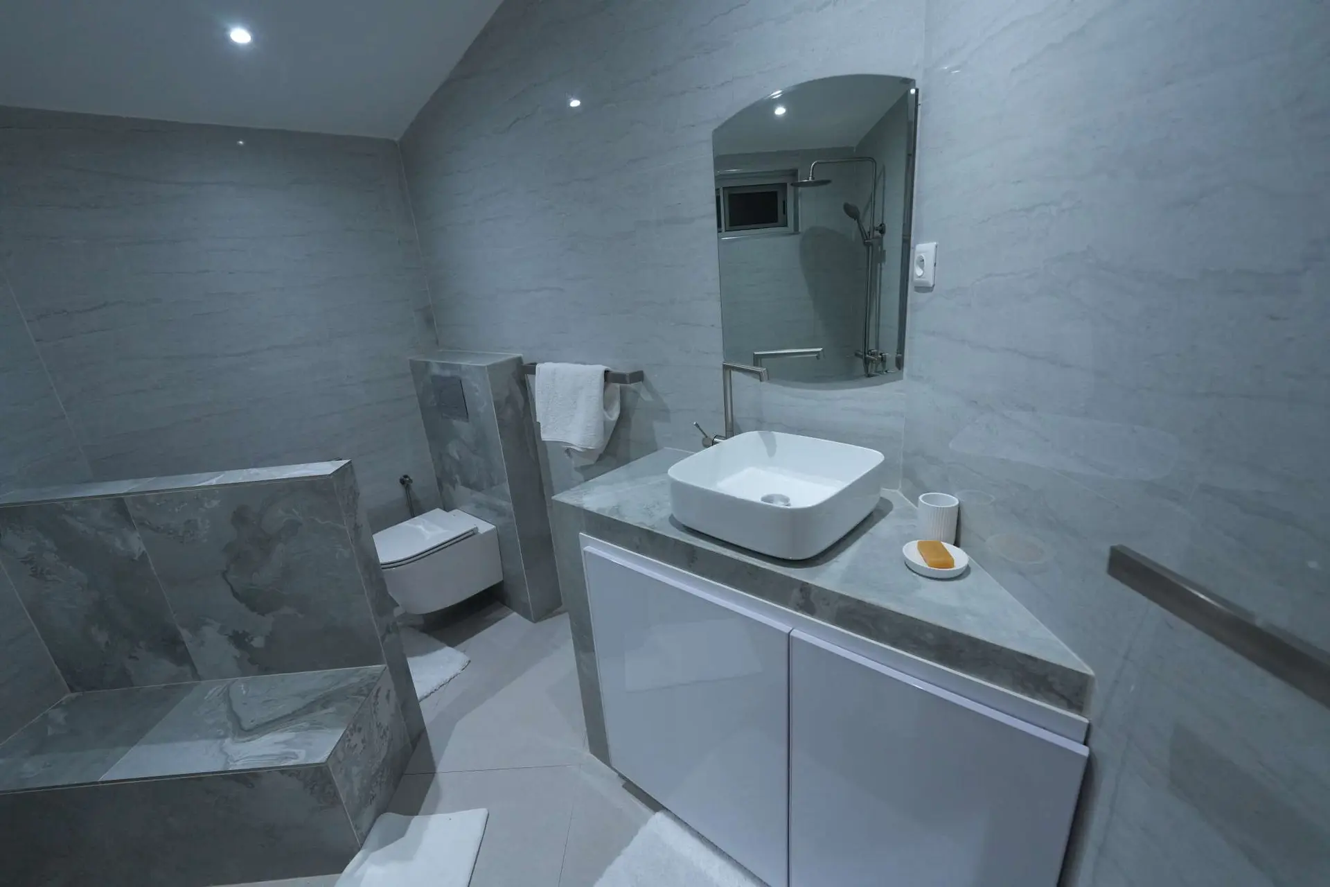 Ndeye Cor — Salle de bain